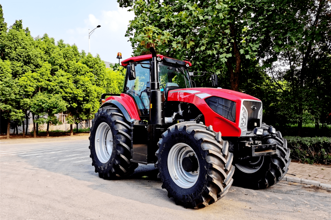重型动力换挡拖拉机机—东方红lz2604批量下线