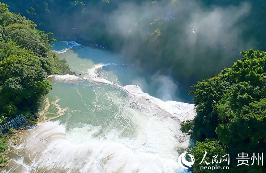 穿越贵州黄果树 水雾中穿行如梦似幻