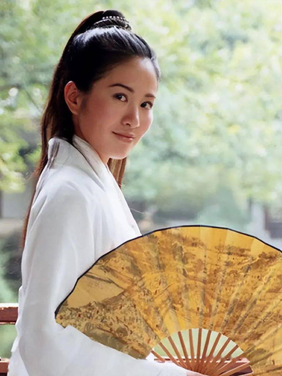 42岁叶璇近照脸部大变样,锥子脸双眼皮认不出,古装女神变网红_样貌