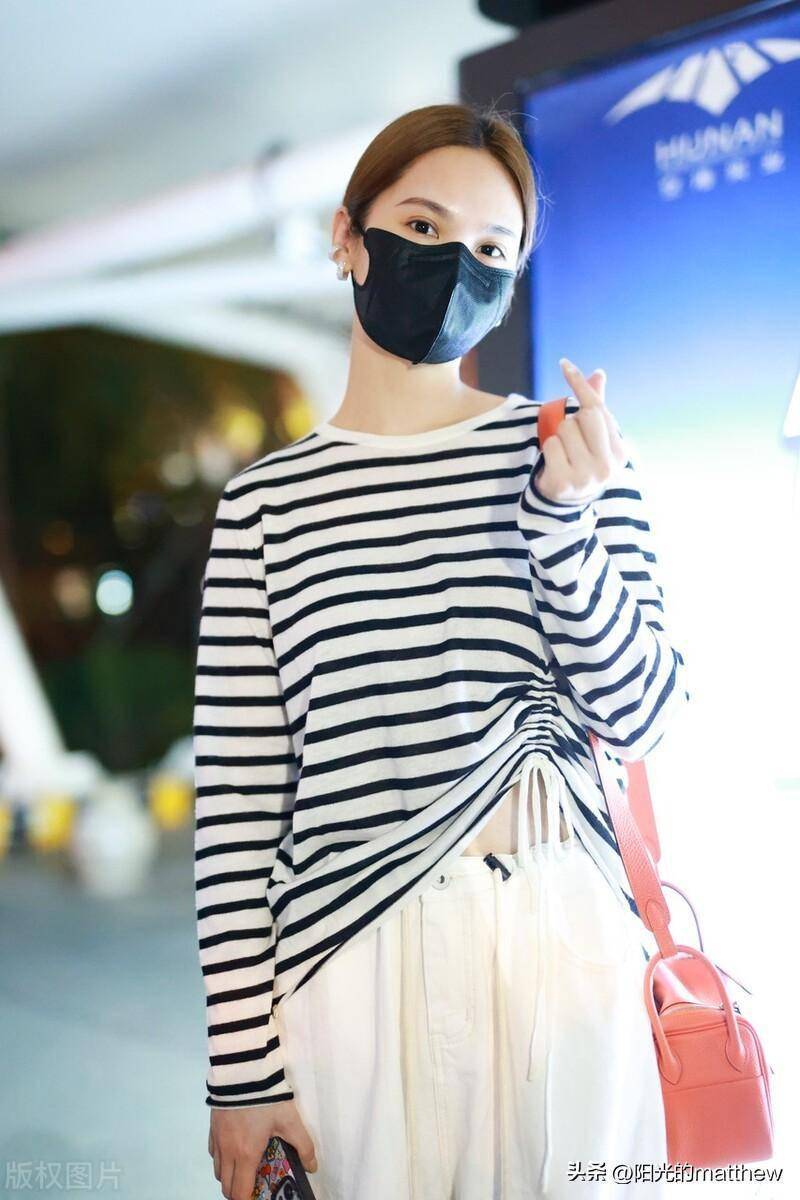 街拍杨丞琳海魂衫长袖t恤白色阔腿裤黑色运动鞋休闲随性