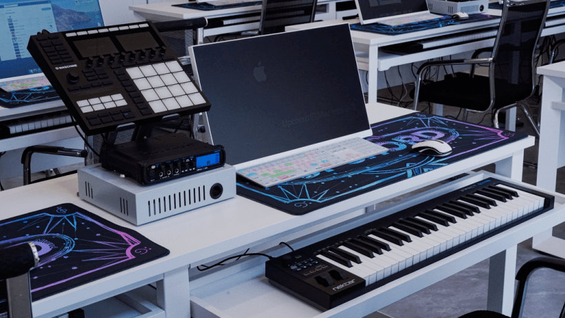 94上和弦电音教室学生标准机位上和弦教室机房提供配备了4tb高速ssd