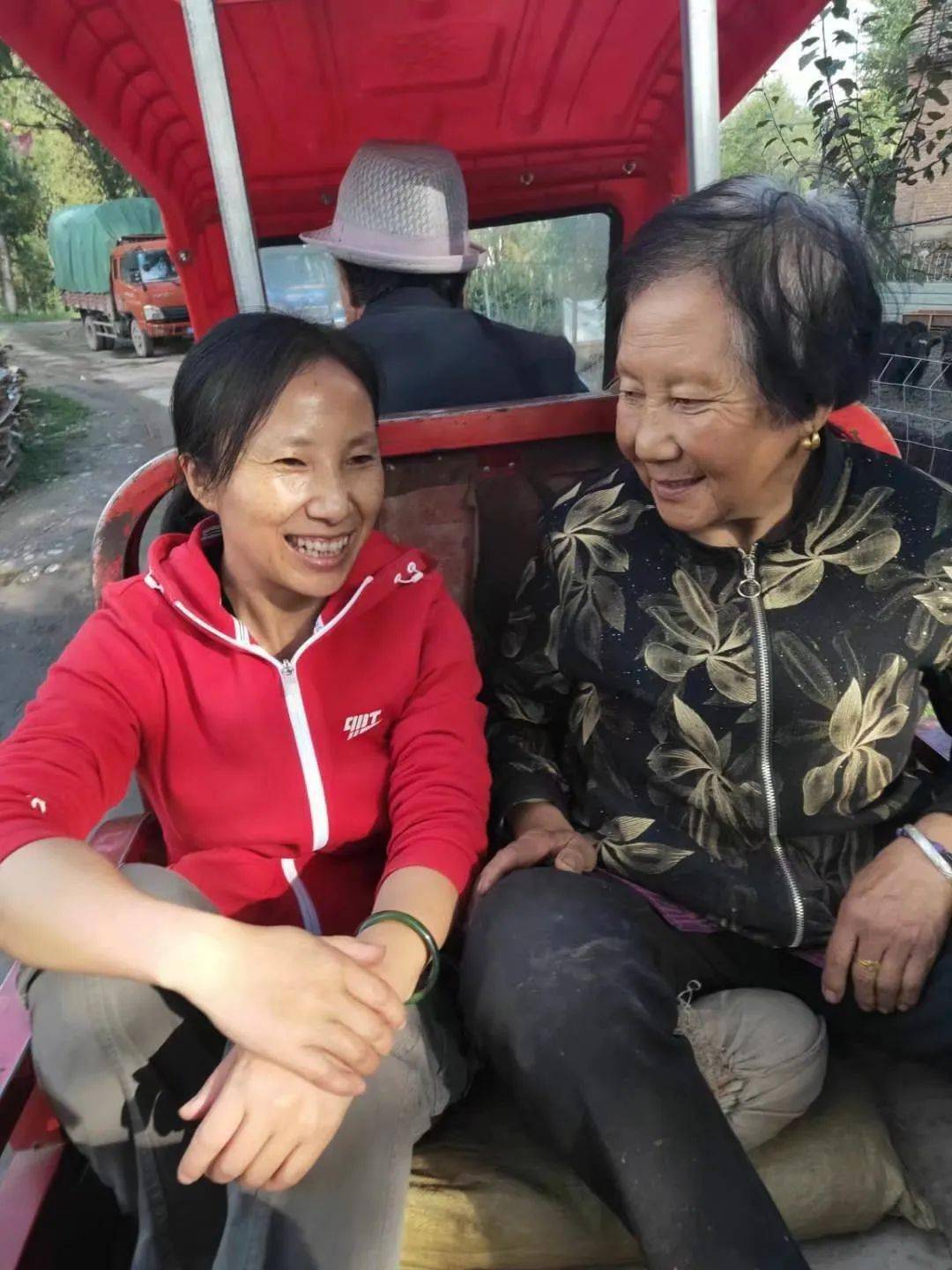 萱萱坐在餐桌旁摆弄着圆嘟嘟的苹果状的水杯想着阿娘说过自己出生