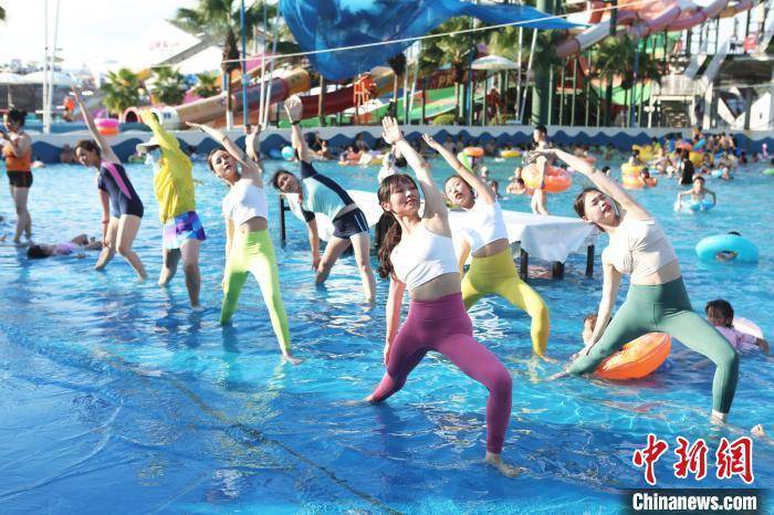 重庆水上练瑜伽、拔河等趣味消暑活动迎“全民健身日”