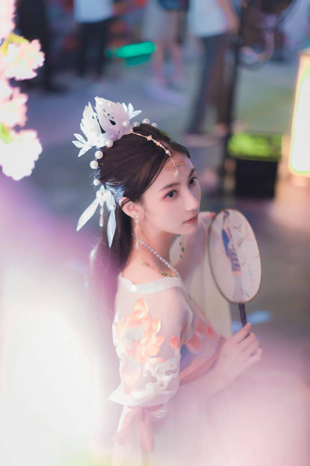 轻罗小扇白兰花,纤腰玉带舞天纱.疑是仙女下凡来,回眸—笑胜星华.