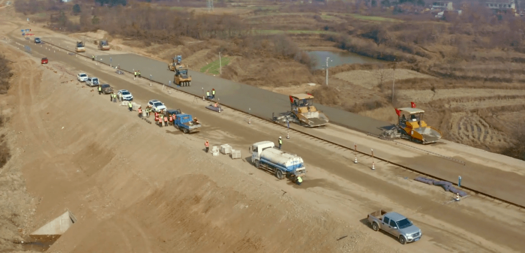 武(漢)大(悟)高速公路大悟段,孝漢應高速 等項目正在緊張施工中,預計