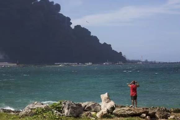 突发！古巴马坦萨斯省储油基地第三个储油罐发生爆炸