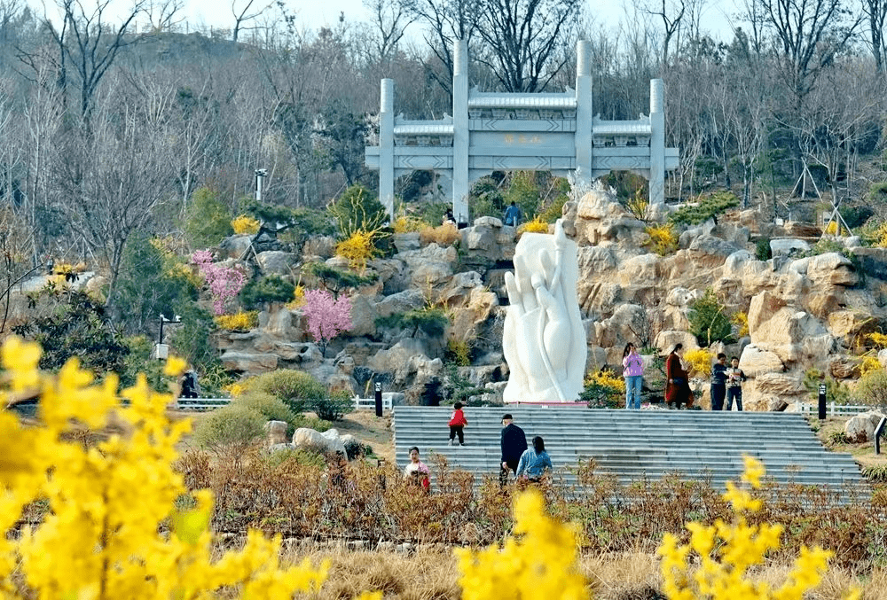 佛手公园迎贵客,沉醉归路不知返.