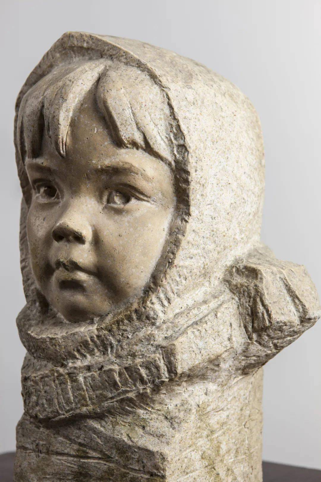 《珂珂》, 石膏1978年,32x18x17cm作品参加上海美展,刊登于《人民日报