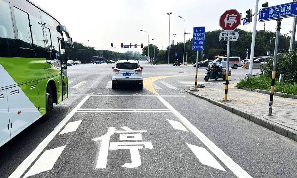 有序行驶据悉,设置"右转必停"路口,一方面可提醒右转货车提前停车