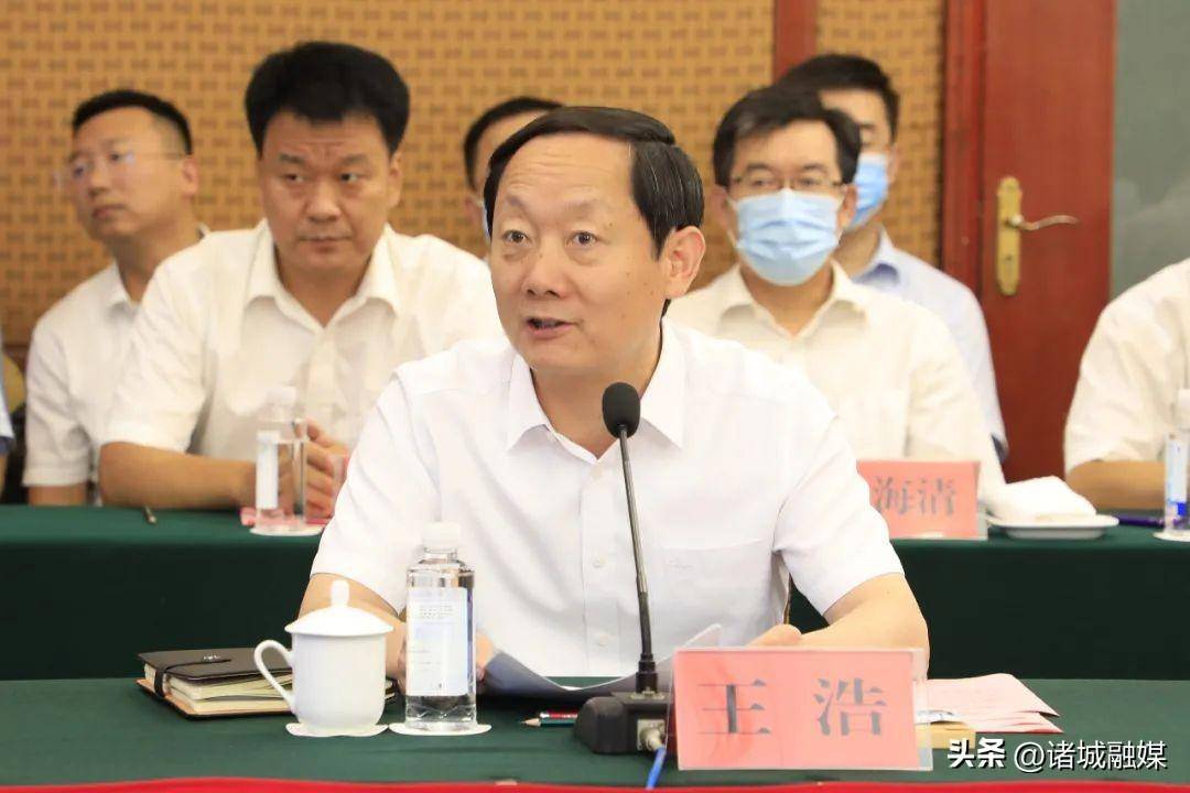 诸城市委副书记,市长王浩主持签约仪式.