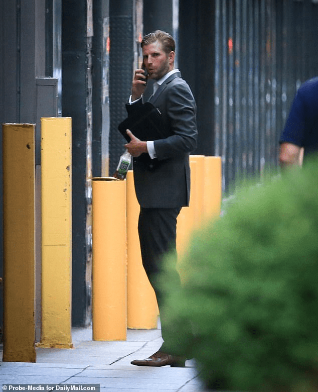 突袭当时,川普的二儿子埃里克·川普(eric trump)正在海湖庄园中,几个