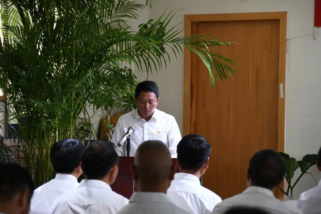 中共南涧县委书记王绍基,县人大常委会副主任李典参加汇报会,汇报会由