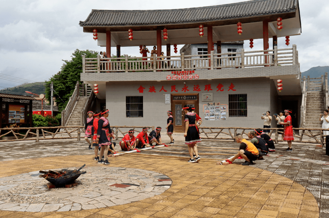 同心兴饶我县举办饶洋镇蓝屋村民族村寨新时代文明实践活动暨民族团结