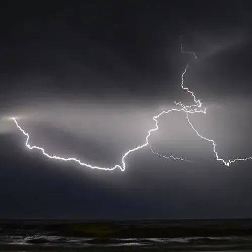 24小时内20人遭雷击死亡!雷雨天到底该如何保护自己?_天气_雷电_案例