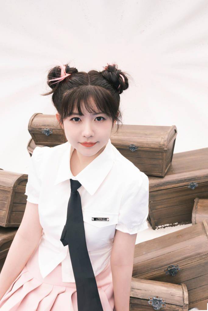 赖美云丸子头配粉色小西装 俏皮甜美学院风就这么穿_造型_写真_百褶