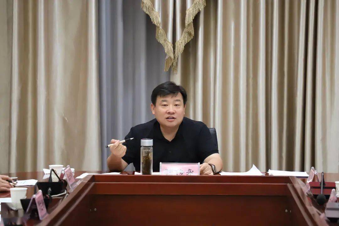 8月10日,县委副书记,县长魏传永主持召开单县美丽宜居乡村项目推进会