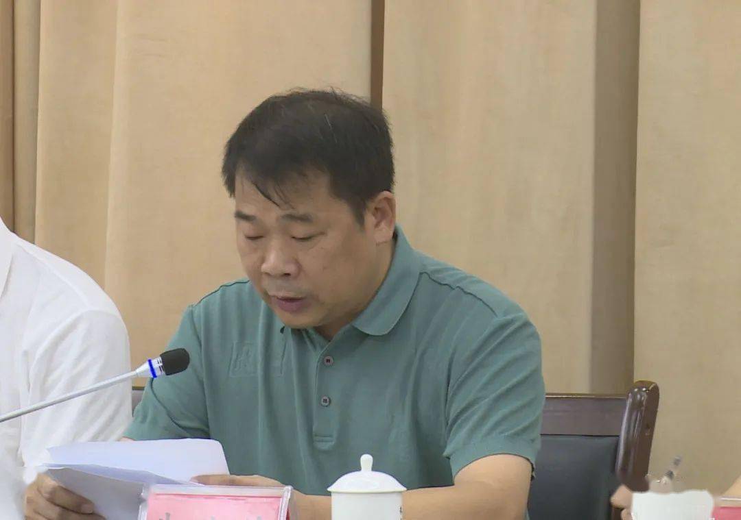 会上,副县长朱义兴通报了我县近期疫情防控工作情况.