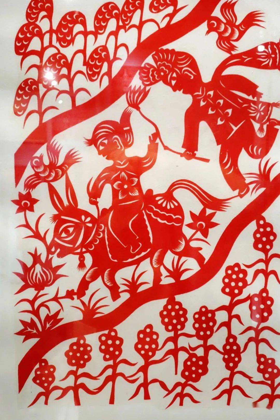 将展出中国妇女儿童博物馆馆藏的八十余件北方剪纸作品,这些作品多数