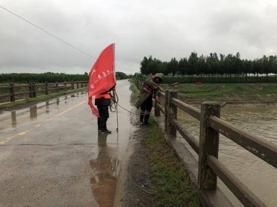 濱州市水文中心職工在朱龍河測流威海市水文中心水情科值班室裡,工作