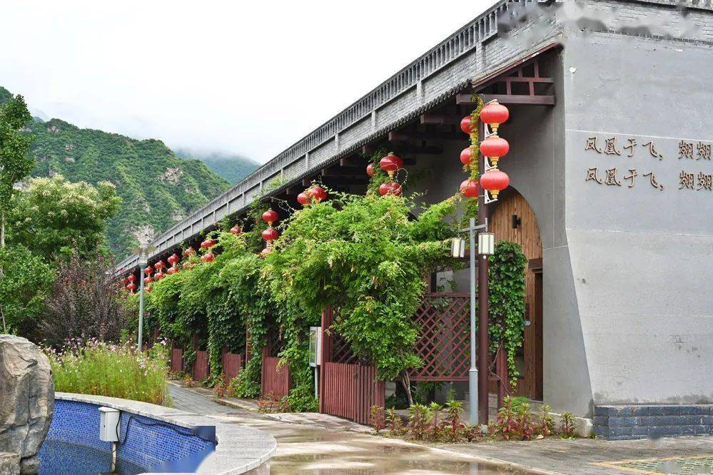 行驶至大台路1号,见铁道路口"栖凤山庄"标志右转导航:北京栖凤山庄文