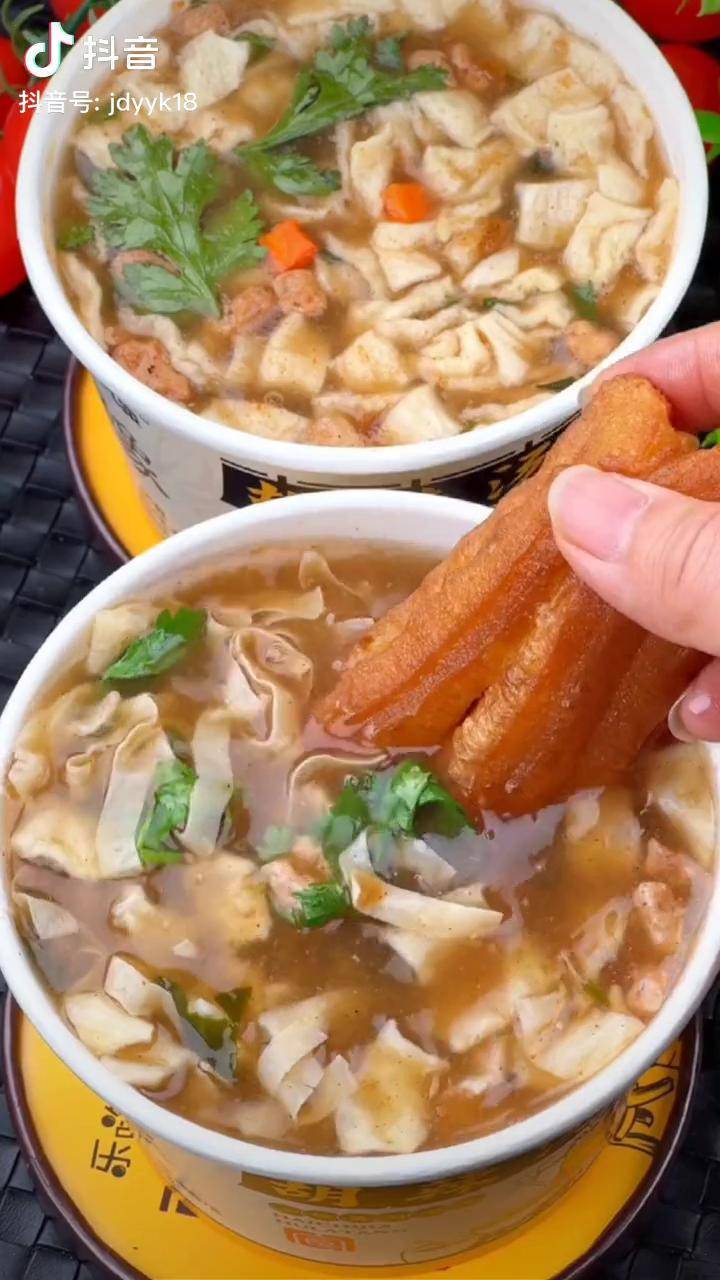 胡辣汤配油条味道简直绝了早上吃来一桶胃里暖暖的速食胡辣汤早餐