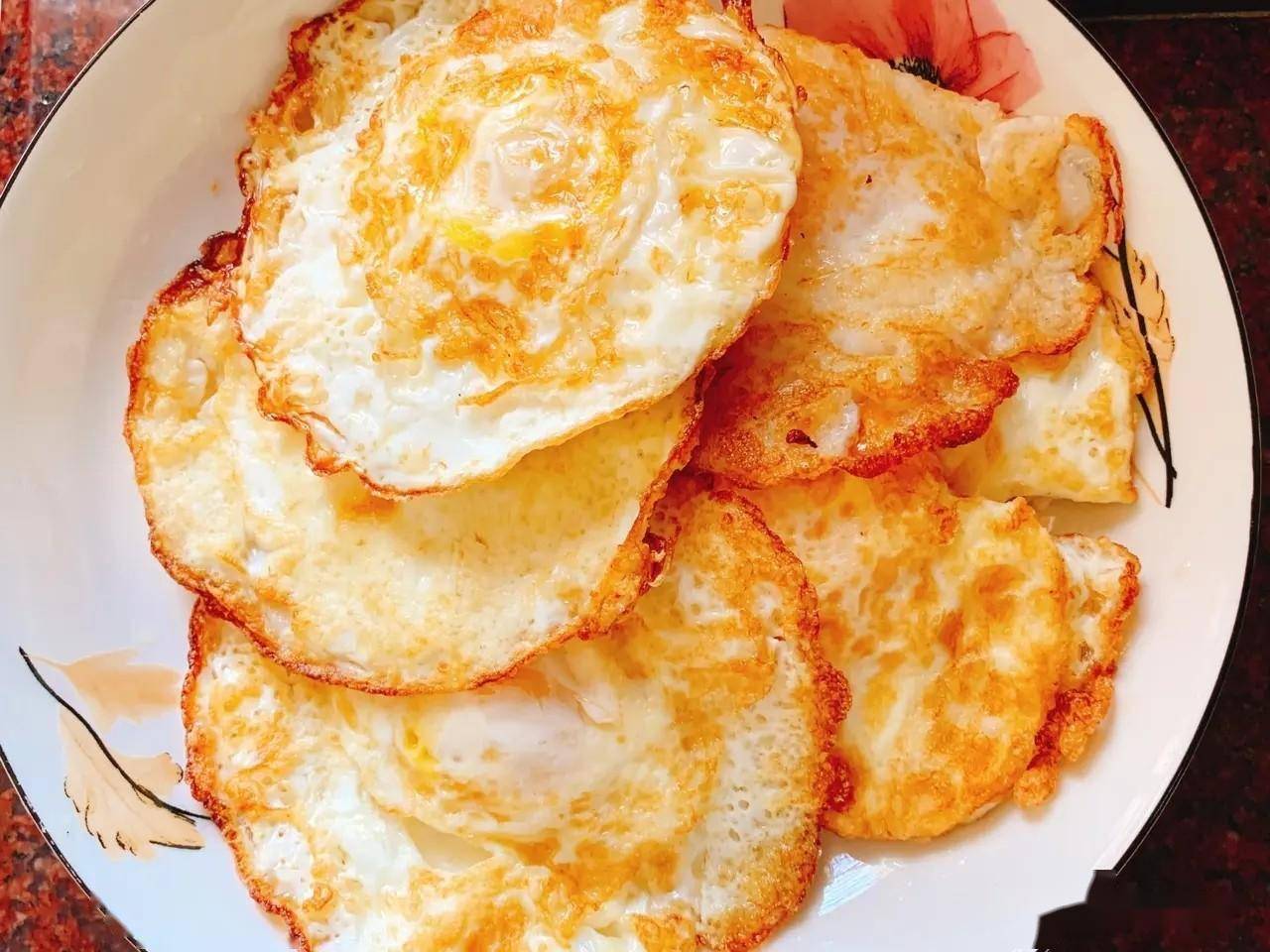 煎荷包蛋时:用"凉油"还是"热油"?