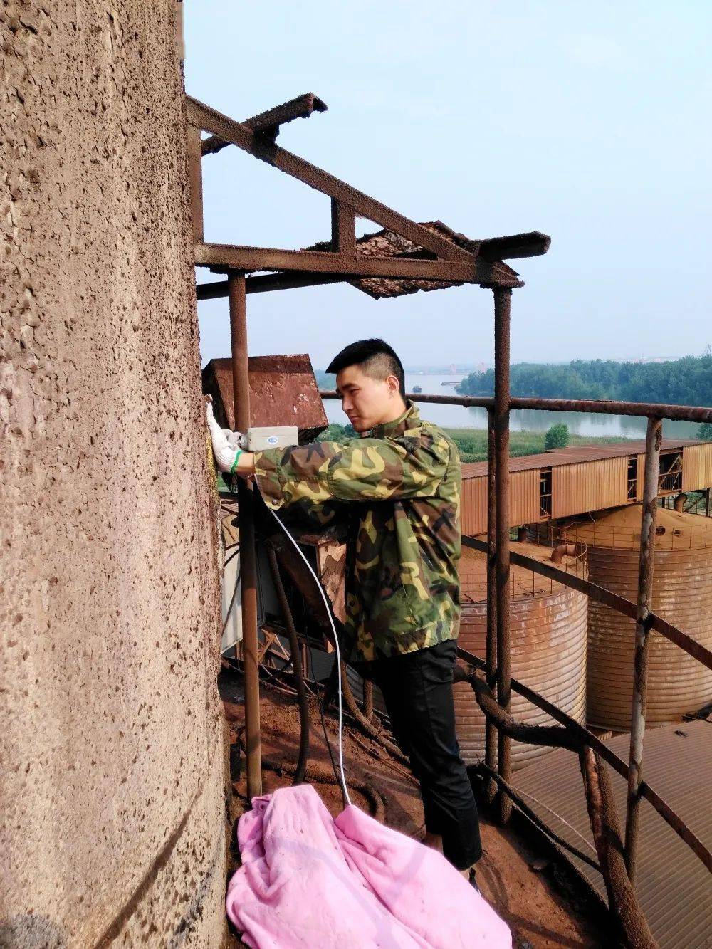 之后在整个监测采样过程中,需要紧靠高炉烟囱进行操作