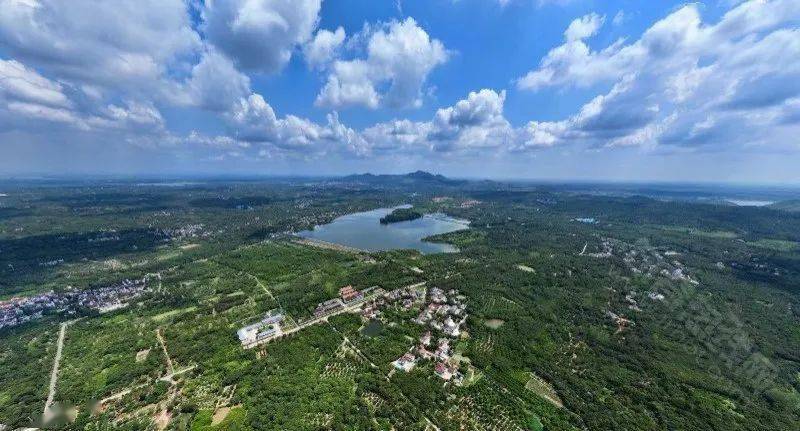 草坪中在水库移民后期扶持政策助力下如今被当地人称为"北大荒"土地