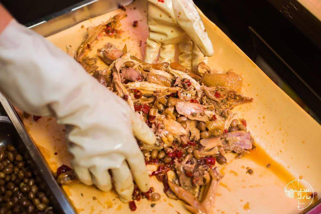 鸡肚子塞满这些东西!余姚城区一家店引来大量市民围观!