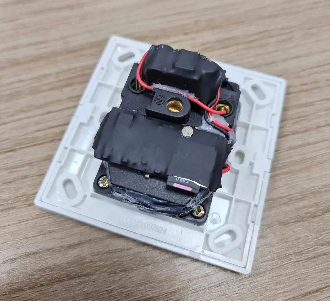 里面竟藏着这东西……_摄像头_桂某_针孔