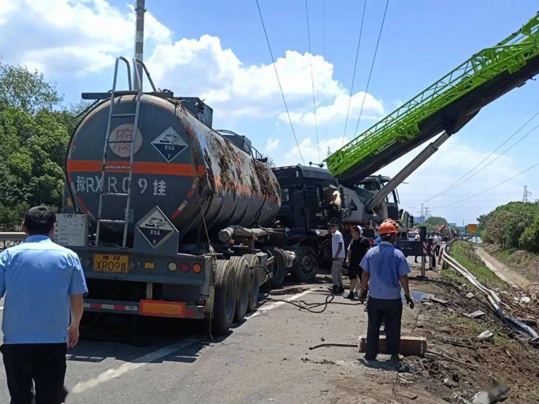 沪陕高速雍六段一挂车与槽罐车追尾,两车发生侧翻!_应急_车辆_事故