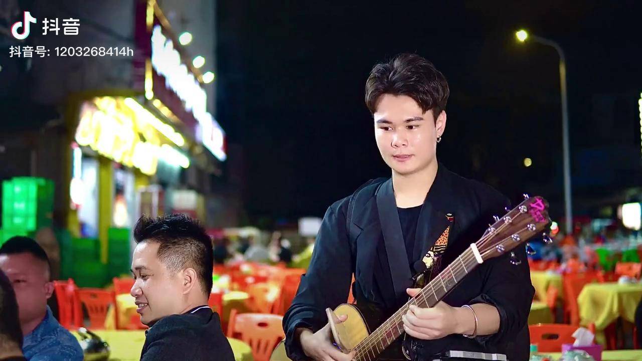 大排档卖唱被点歌《思念成沙》,这歌声值多少?_成沙_歌声