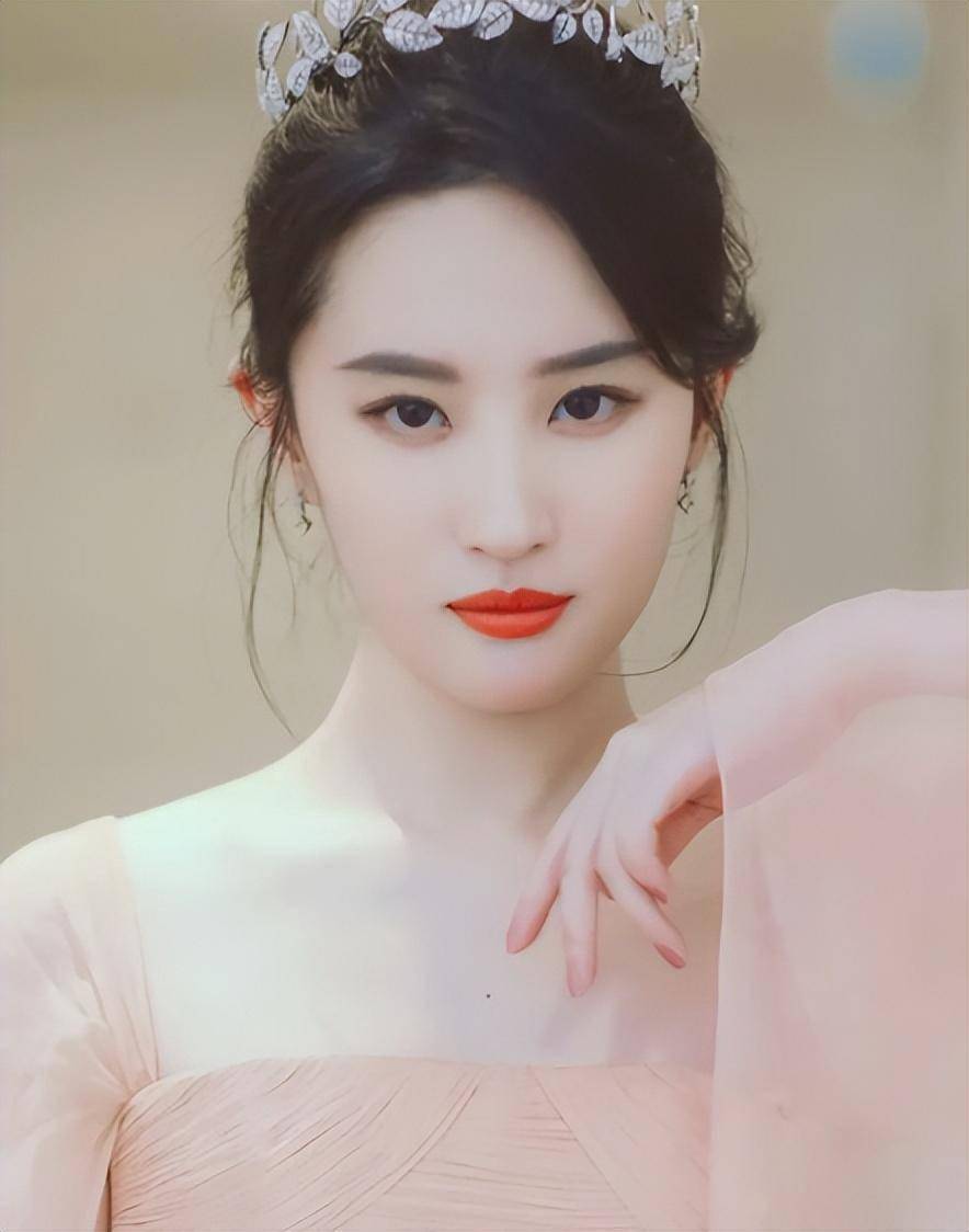 额头饱满,眉目含情,这七位"天生富贵相"的女明星,各个都好命_黎姿