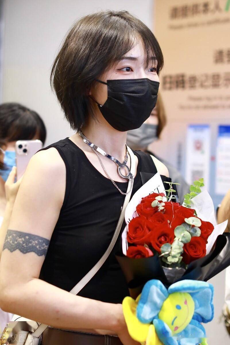 街拍:刘恋一头短发端庄秀丽,戴银色项链简约时髦_组合_专辑_miss