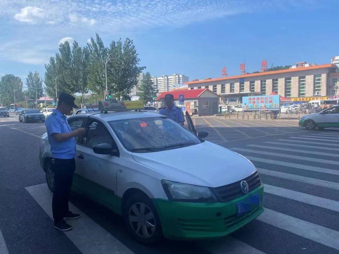 承德市开展出租车专项整治"亮剑"行动_执法人员_张某竟_交通