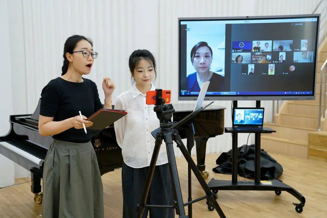 与上海歌剧院的歌唱家一起学习合唱吧