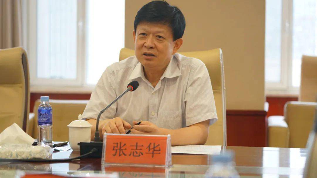 双龙代表内蒙古出版集团向张志华一行来呼签署战略合作框架协议表示