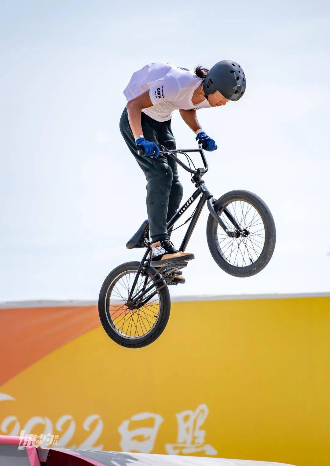 曲面,人字坡,弧面弯道等构成的场地障碍中自由驰骋,尽显自由式小轮车