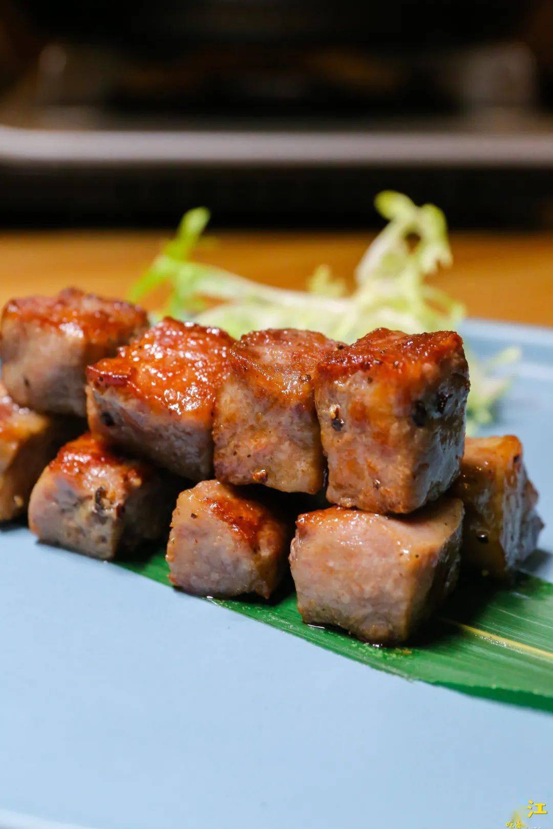 店内选用上好的雪花牛肉,牛肉粒经过香煎后,充分入味,散发出诱人的