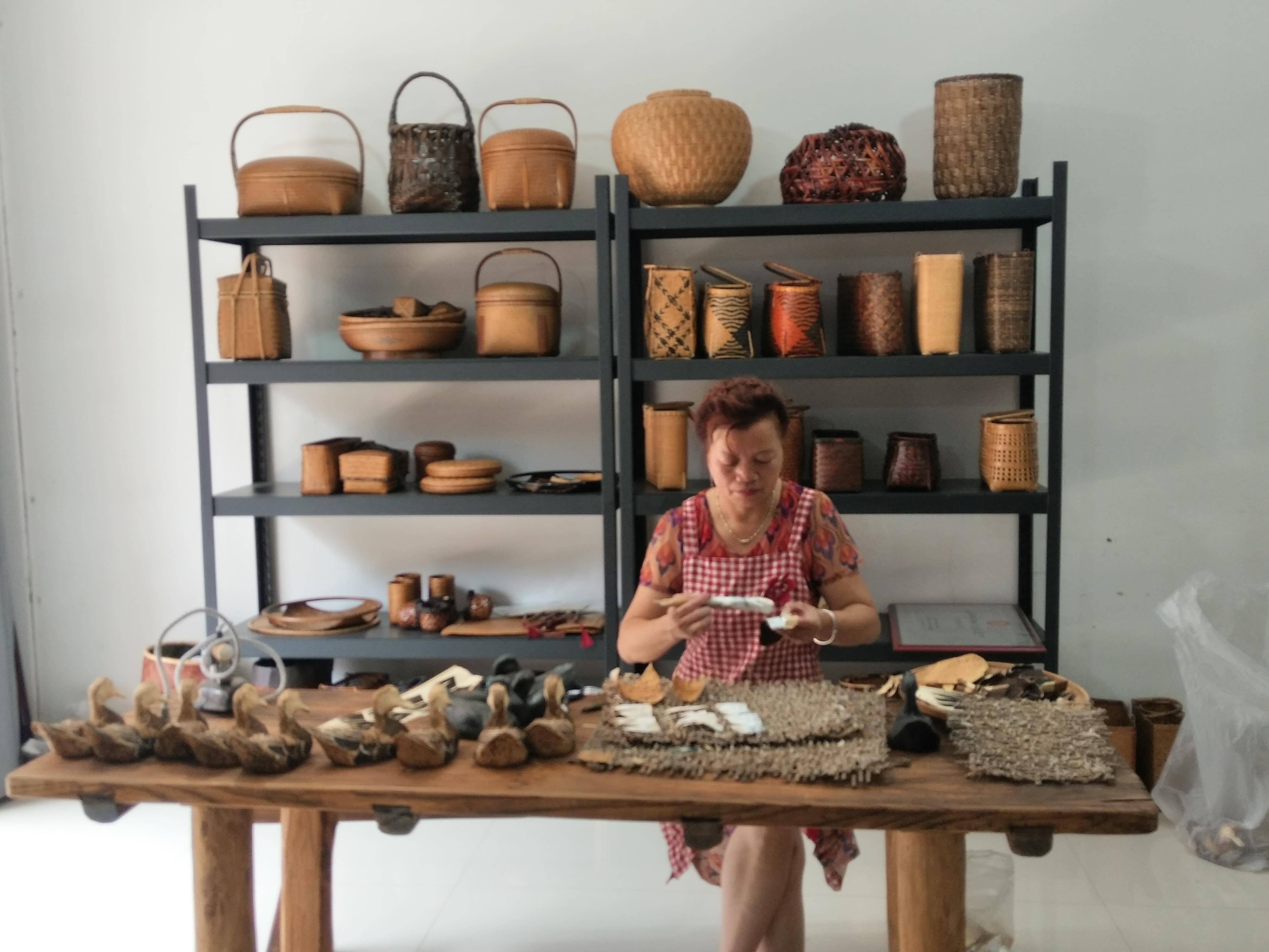 笨拙可爱的小黑熊……在县华隆工艺品厂,葛桂菊制作的笋壳工艺品按照