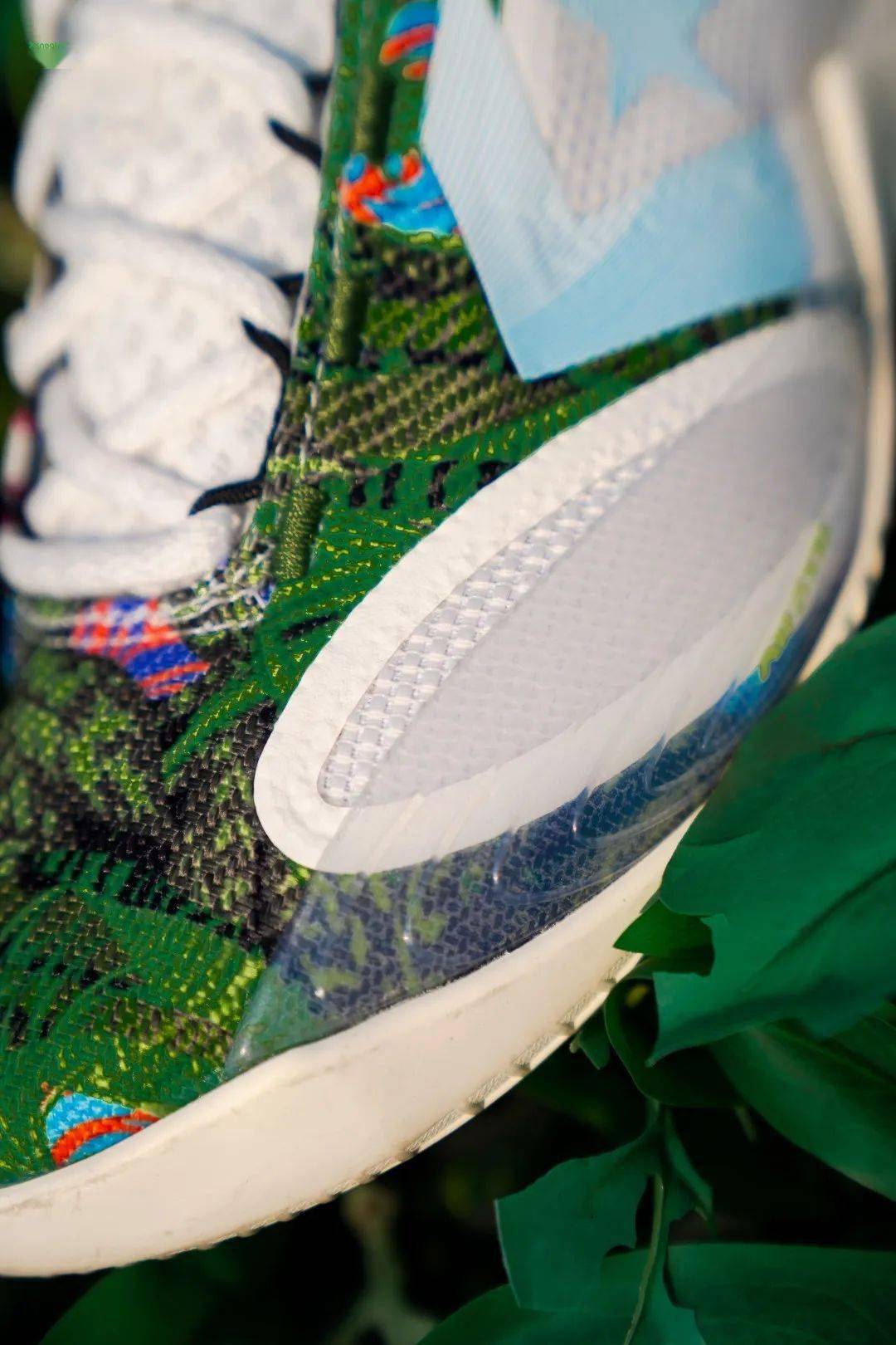 中底科技方面采用前掌 air zoom turbo 气垫,脚感更