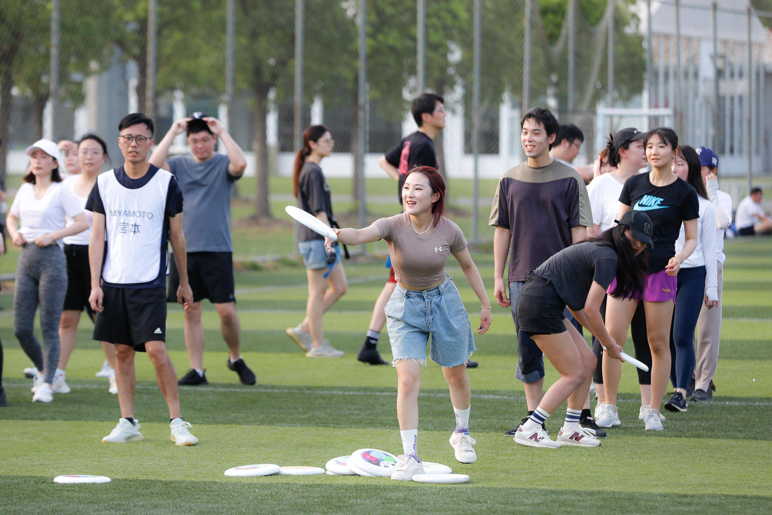 "小众"飞盘运动火爆出圈,可健身,可交友,可解压……_社交_年轻人_申城