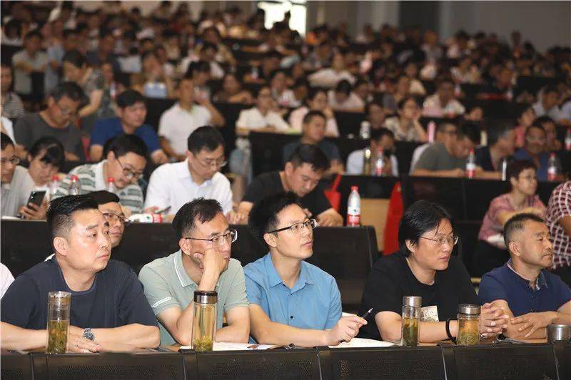 毛坦厂中学教育集团举行传承晋善精神主题报告会_毛中人_张桂梅_先生
