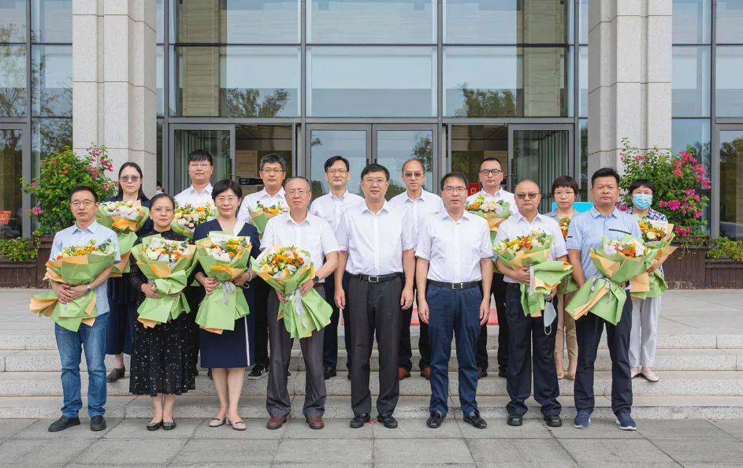 座談會前,李峻,施蕾向優秀醫師代表贈送鮮花併合影留念.