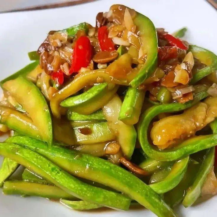 一根西葫芦,教你做素炒美食,入口爽脆,鲜香有味_水分_食材_短片