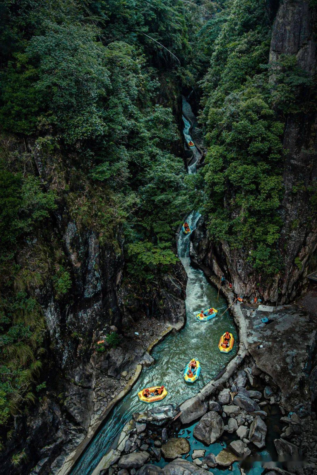 臨海江南大峽谷景區漂流兩側奇石林立,瀑布傾瀉,猶如詩畫中游.