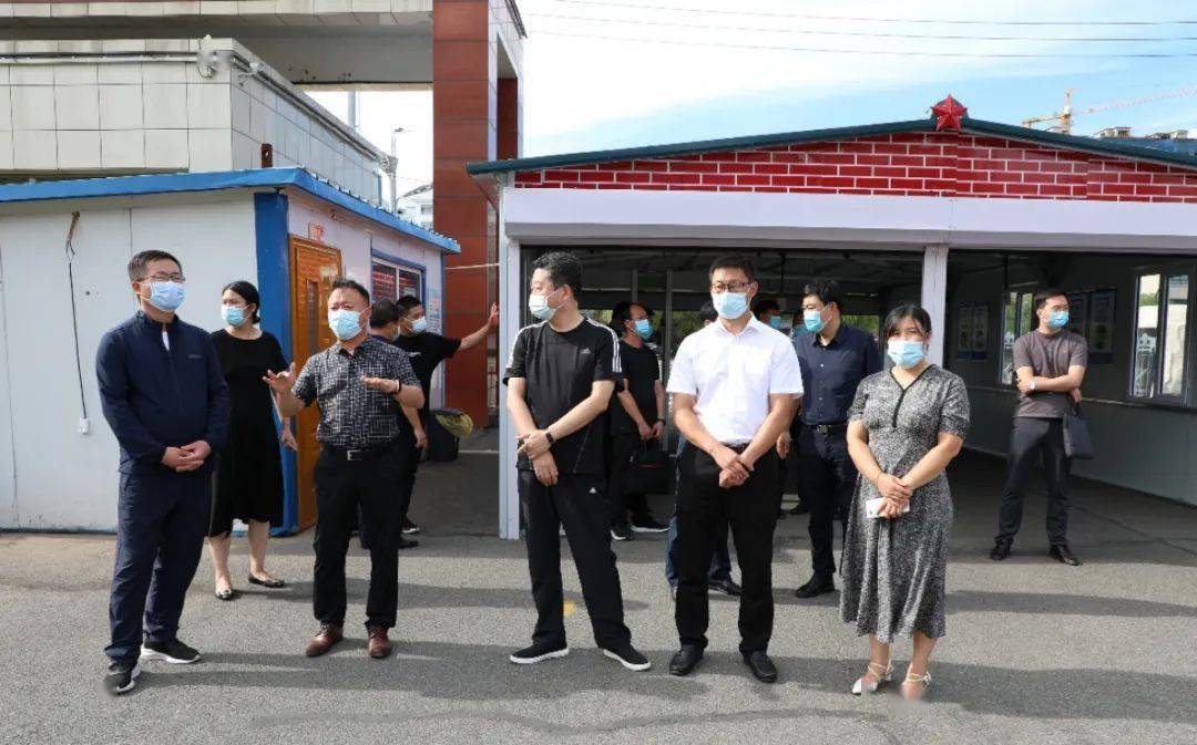 市教育党工委书记,市教育局党组书记,局长印文忠一行深入阿荣旗实地