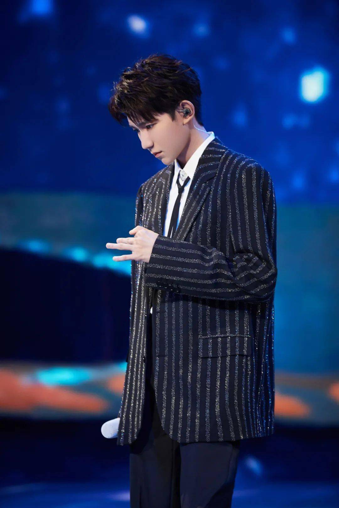 王源818深情演唱《流星也为你落下来了》,身着带闪西装甜笑,超浪漫
