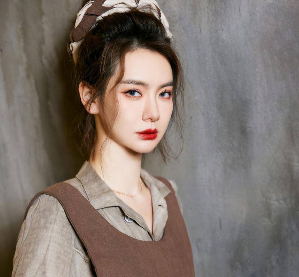 让网友直接转路人的还是她怀孕的事情,按理说人家奉不奉子成婚也不关