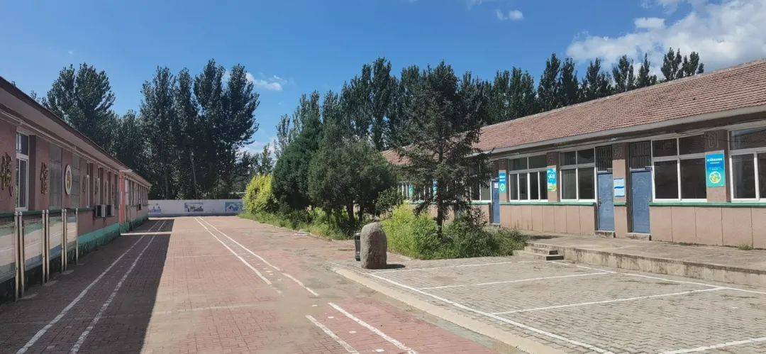 小编从相关渠道获悉,本次改造工程如下:包括:拆除学校院内原有瓦房